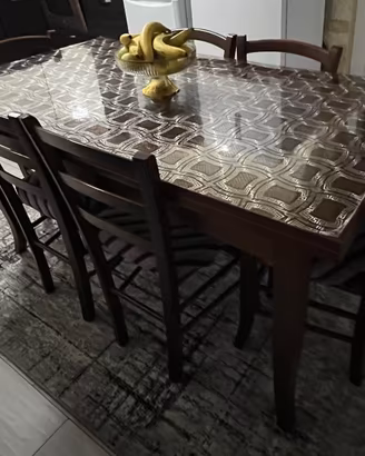 Tavolo e sedie da cucina