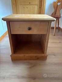 Comodini in legno di abete