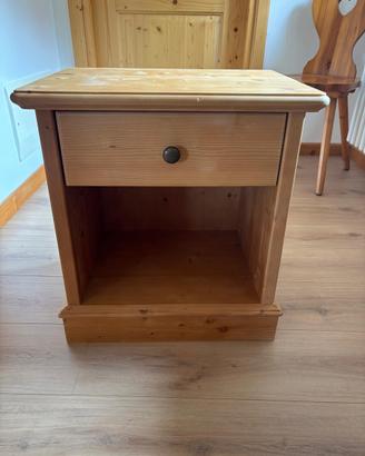 Comodini in legno di abete