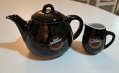 Teiera e bricco del latte Caffè Vergnano 