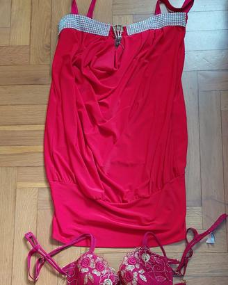 Maglia rossa e reggiseno Infiore