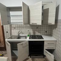 Cucina completa, tavolo e divano