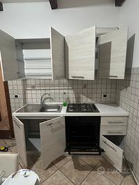 Cucina completa, tavolo e divano