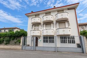 ROVELLASCA: CASA BIFAMILIARE CON GIARDINO E BOX