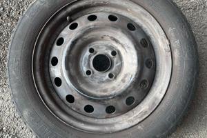 Gomme pneumatici estivi con cerchioni