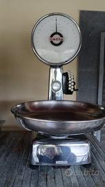 bilancia  e macinino caffe da negozio