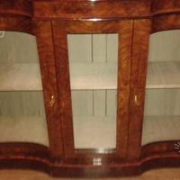 Mobile servante d'epoca e divano moderno