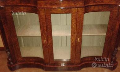 Mobile servante d'epoca e divano moderno