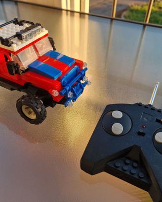 Piccola macchina tipo Lego con radiocomando