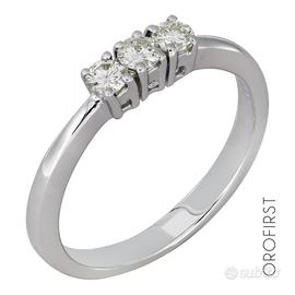 Anello trilogy in oro bianco e diamanti 0,30ct