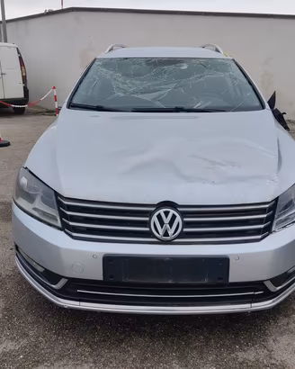 VW PASSAT VARIANT 365 2.0 TDI 140CV -Ricambi