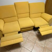 Divano 3 posti giallo in tessuto con 2 poggiapiedi