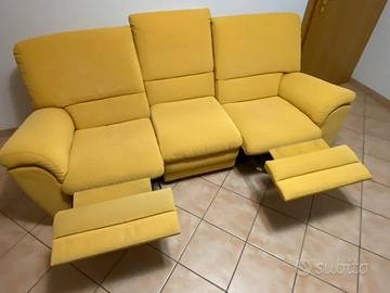 Divano 3 posti giallo in tessuto con 2 poggiapiedi