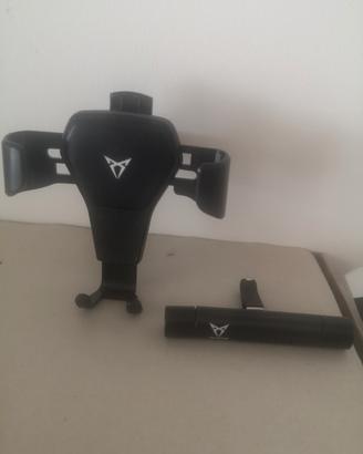 Porta smartphone e deodorante brand Cupra