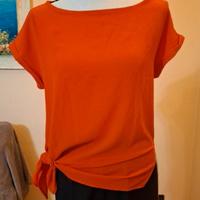 Maglietta rosso arancione con nodo 