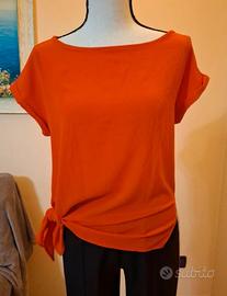 Maglietta rosso arancione con nodo 