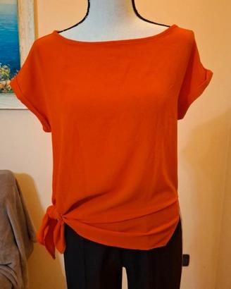 Maglietta rosso arancione con nodo 