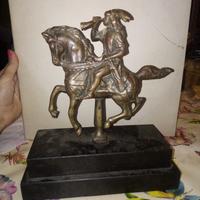 antica statua in bronzo raffigurante cavaliere 