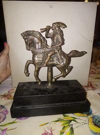 antica statua in bronzo raffigurante cavaliere 