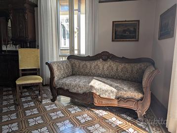 Divano elegante di fine ottocento