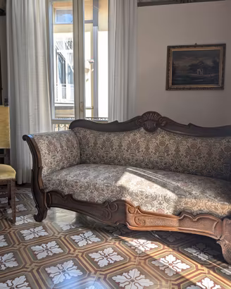 Divano elegante di fine ottocento