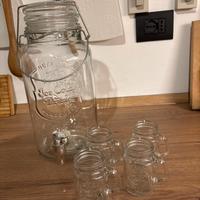 Dispenser di bevande in vetro con bicchieri