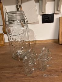 Dispenser di bevande in vetro con bicchieri
