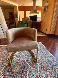 poltrona in velluto talpa con gambe d'acciaio 