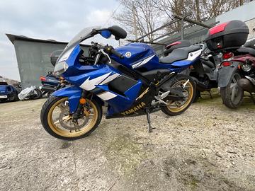 MOTO YAMAHA TZR 50 CON MOTORE MONOCILINDRICO A 2 T