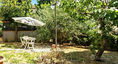 APPARTAMENTO PIANO TERRA CON GARAGE E GIARDINO