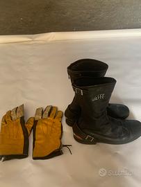 Guanti e stivali per moto