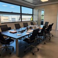 Arredamento ufficio in pannelli di legno e vetro