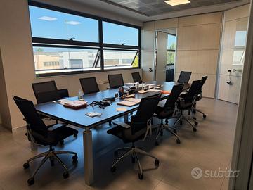 Arredamento ufficio in pannelli di legno e vetro