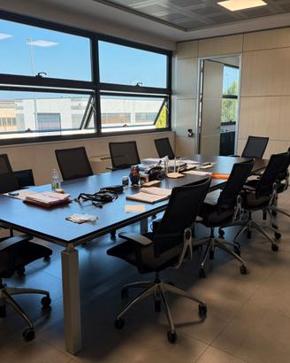 Arredamento ufficio in pannelli di legno e vetro