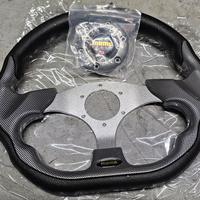 volante  momo da 32cm . completo di clacson