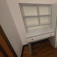 scrivania con libreria e comodino