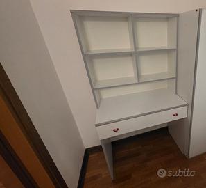 scrivania con libreria e comodino