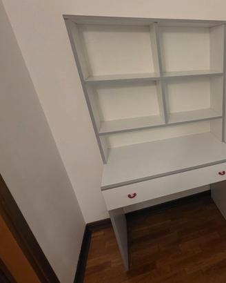 scrivania con libreria e comodino