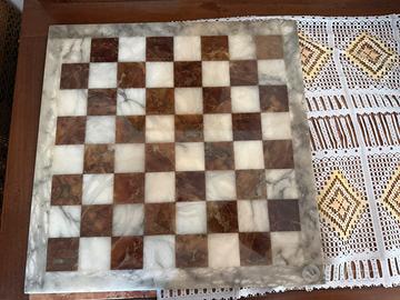 Scacchiera con pedine per gioco scacchi e dama