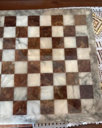 Scacchiera con pedine per gioco scacchi e dama