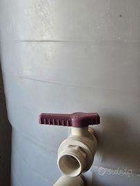 Cisterna per vino con rubinetto