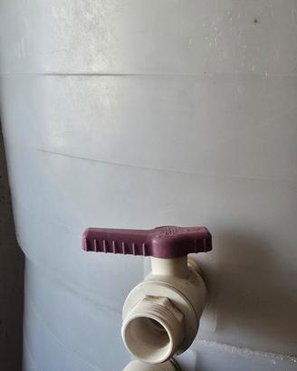 Cisterna per vino con rubinetto