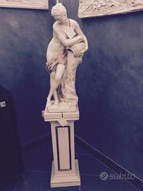 Statua Acquaiola su colonna quadra in gesso