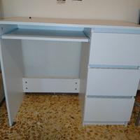 Scrivania bianca di legno