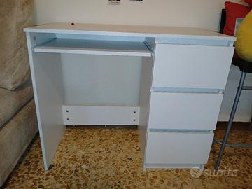 Scrivania bianca di legno
