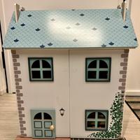 Casa delle bambole in legno