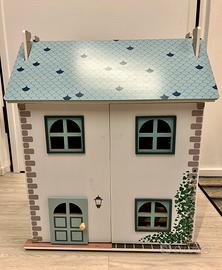 Casa delle bambole in legno