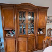 Mobile in legno massello con vetrina 