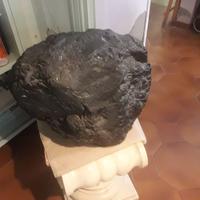 ENORME PIETRA IN OSSIDIANA CON SUPPORTO IN GESSO