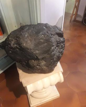 ENORME PIETRA IN OSSIDIANA CON SUPPORTO IN GESSO